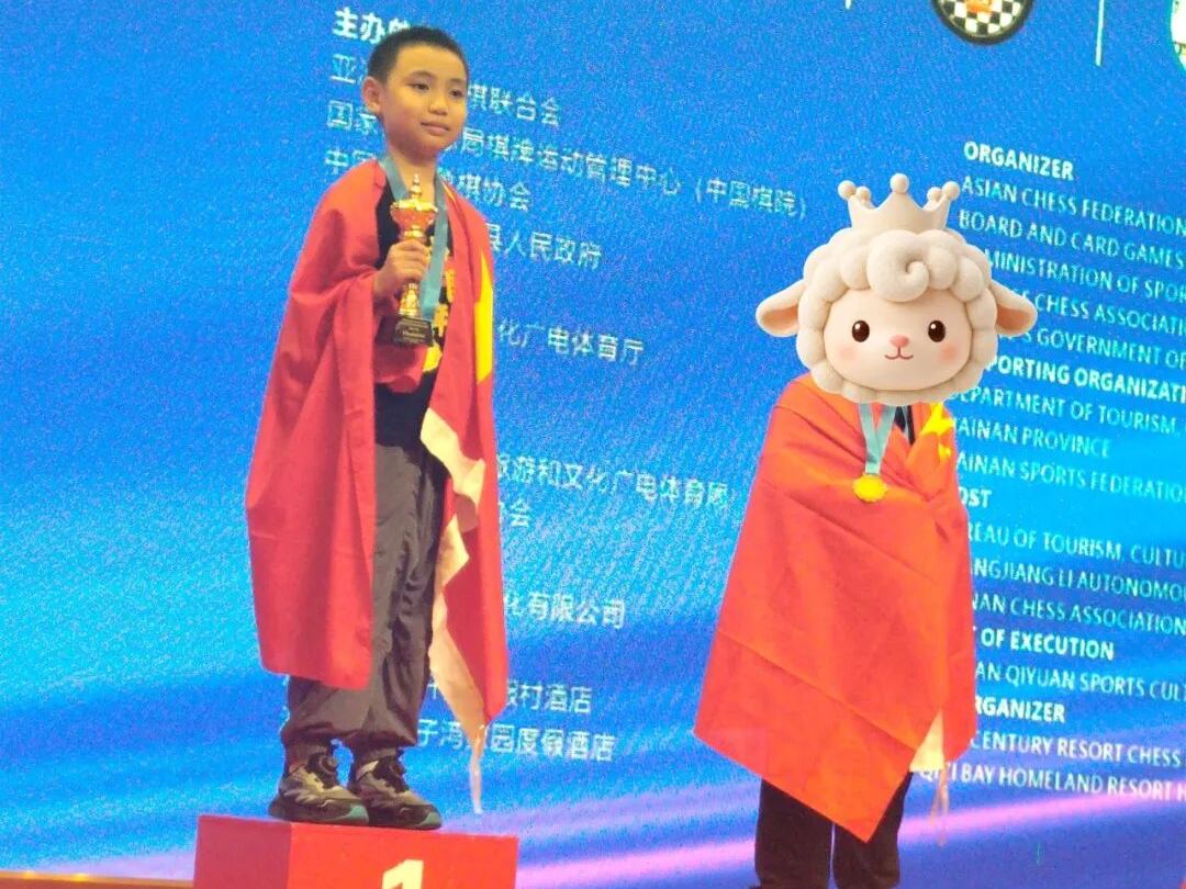 钟均睿在第十届东亚青少年国际象棋锦标赛现场